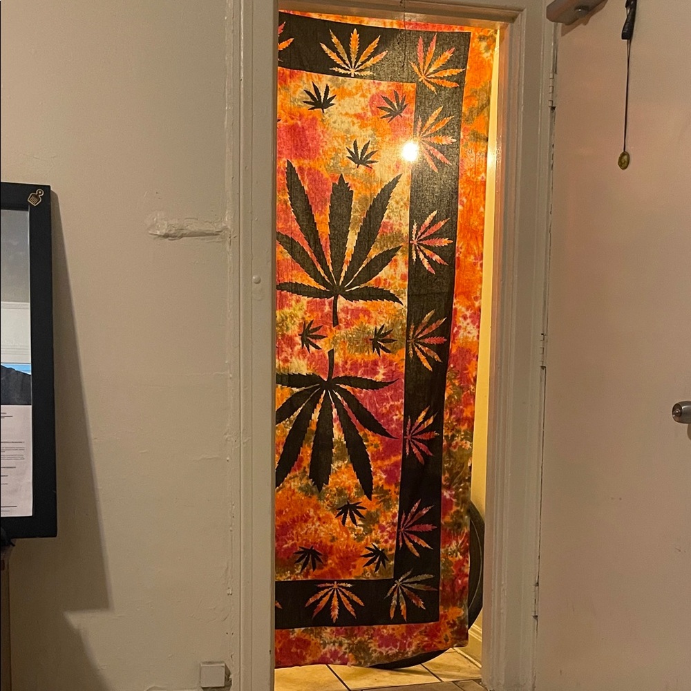 Vibrant Leaf Pattern Wall Hanging